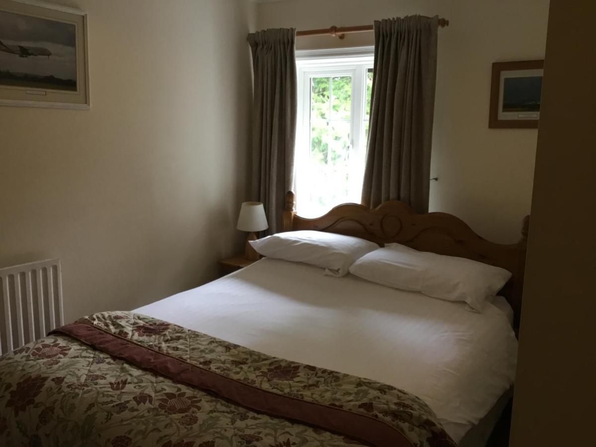 クローリー The Manor House Bed & Breakfast エクステリア 写真