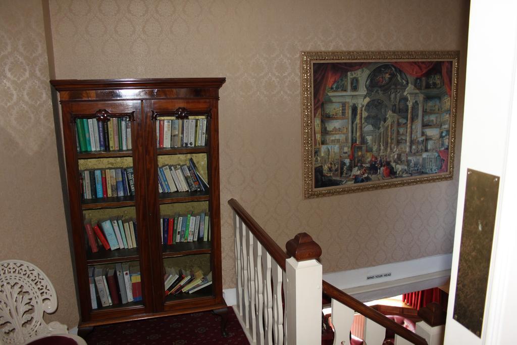 クローリー The Manor House Bed & Breakfast エクステリア 写真