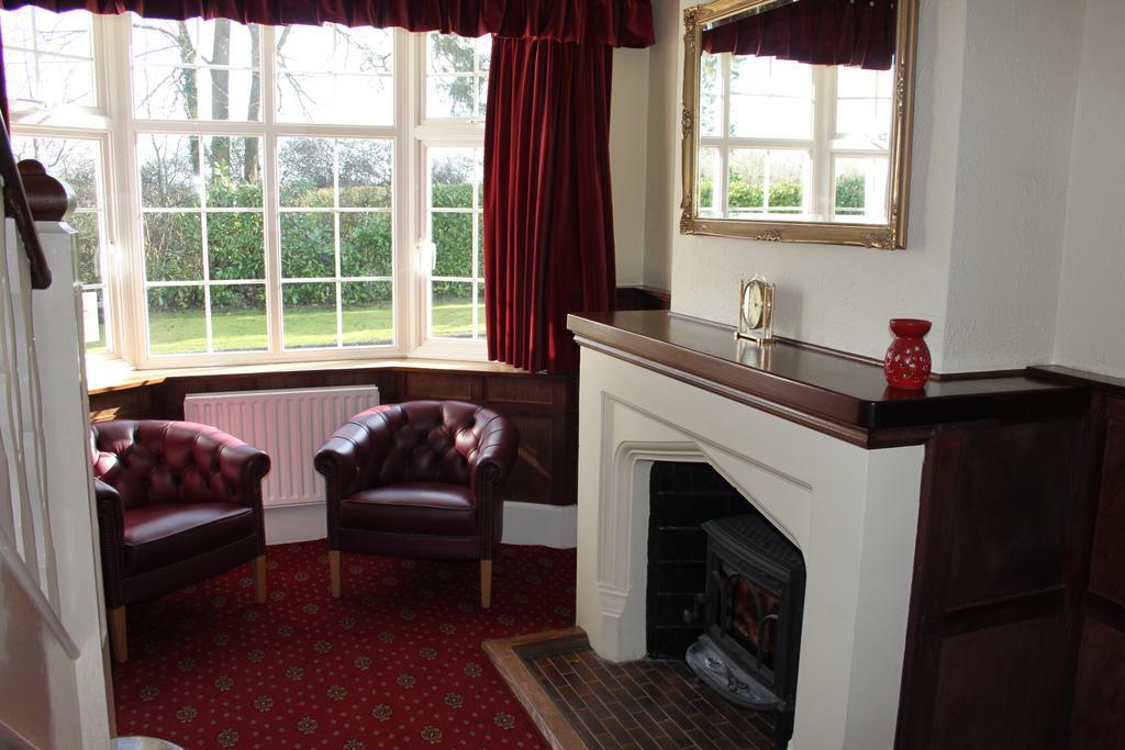 クローリー The Manor House Bed & Breakfast エクステリア 写真